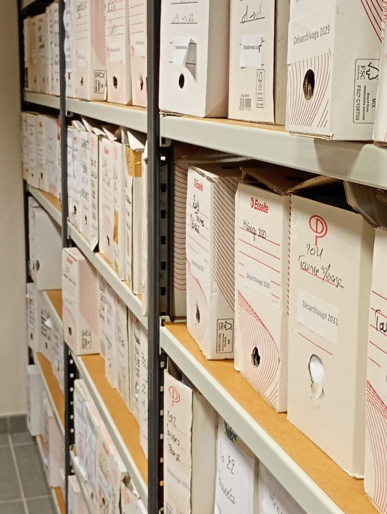 Vue d'archives rangée en étagère