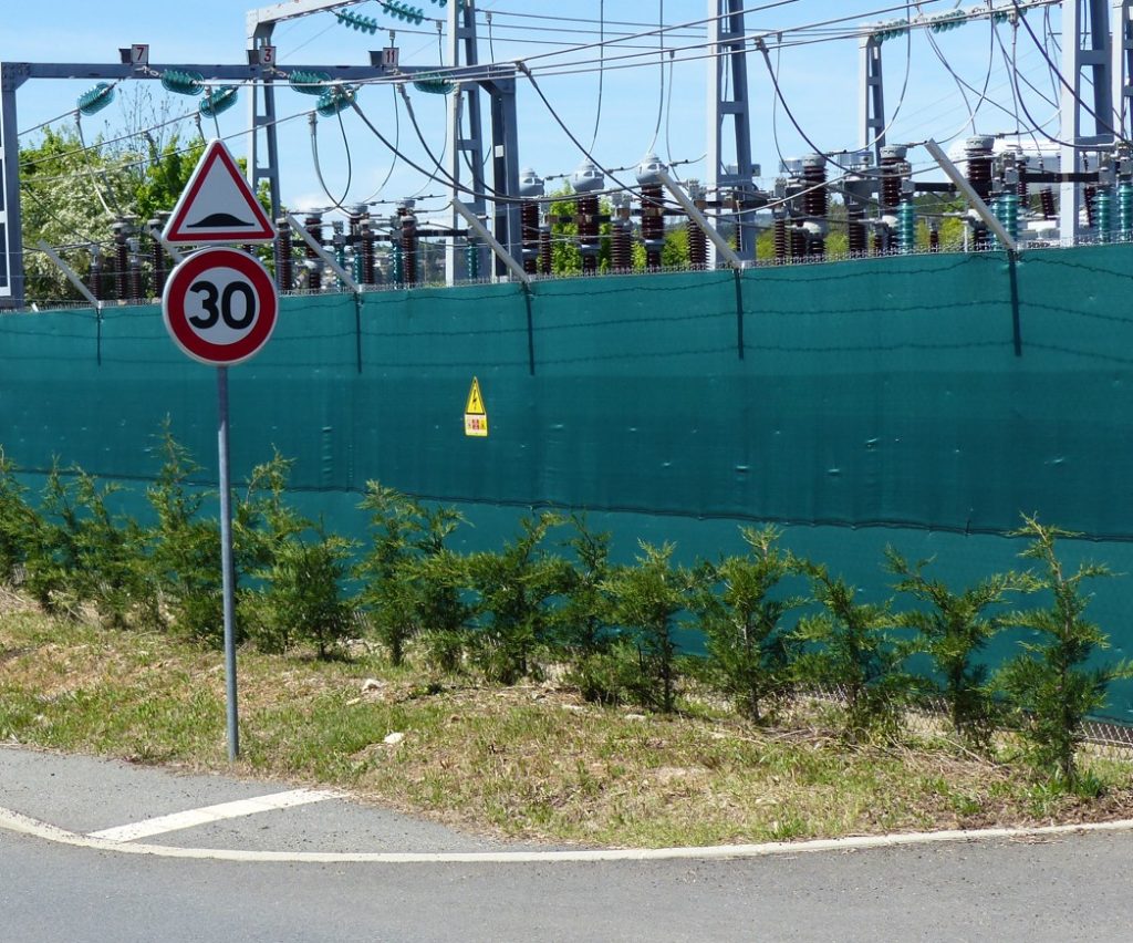 Cloture et massif de décoration fraichement planté - prestation réalisée par Astrhalor en Lozère