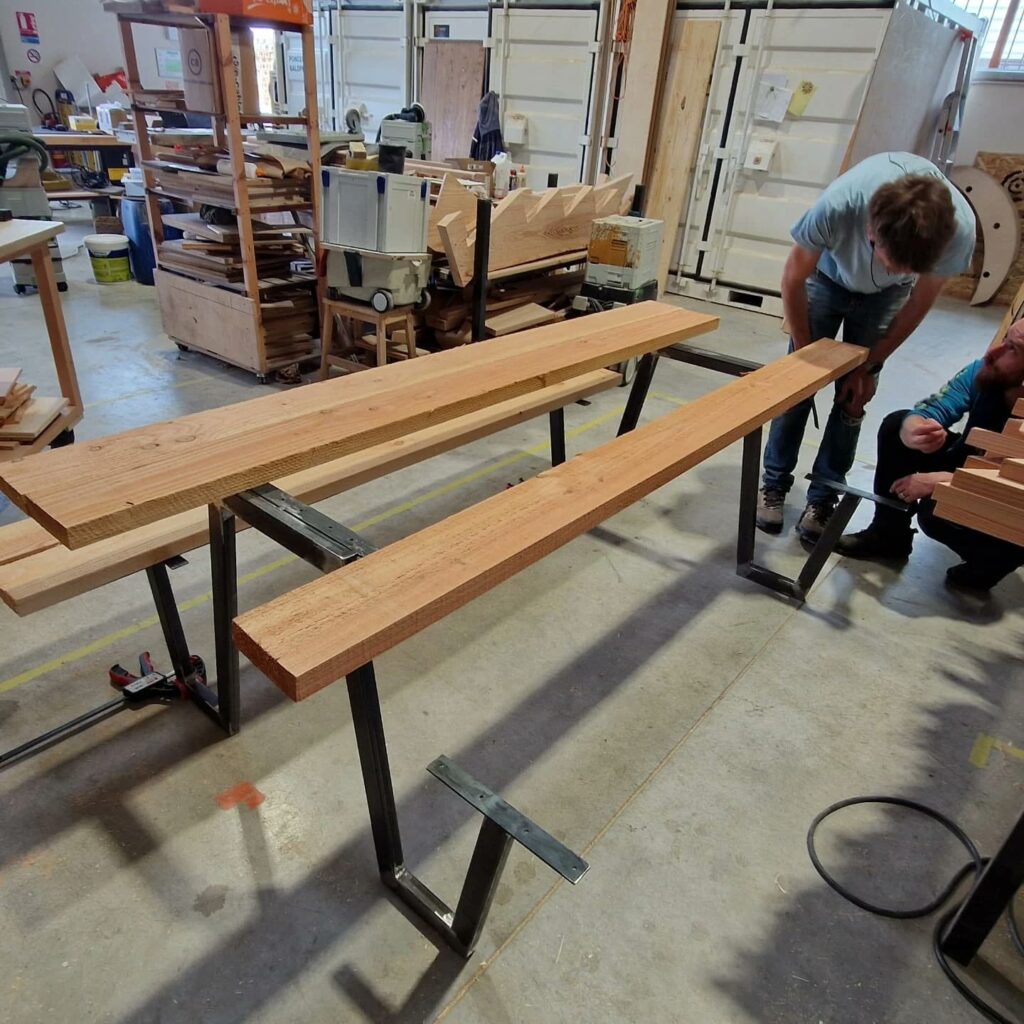 Montage d'un banc extérieur à l'attisoir