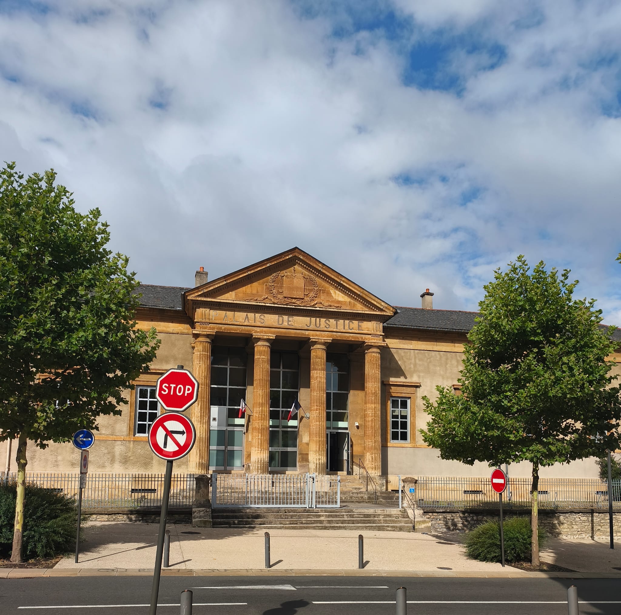 Vue ext&eacute;rieure tu tribunal Mende Loz&egrave;re