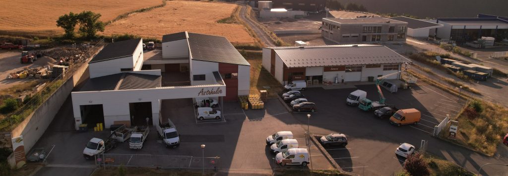 Locaux et v&eacute;hicules sur le site d'Astrhalor