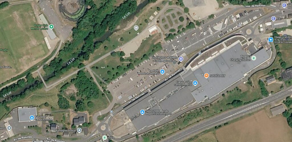 Vue a&eacute;rienne d'un magasin Hyper U